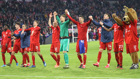 Die Mannschaft des FC Bayern feiert den Heimsieg gegen Schalke 04