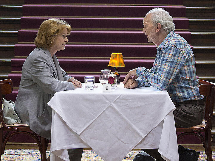 Senta Berger (l.) und Michael Gwisdek (r.) beim Speed-Dating