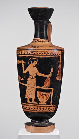 Ein Opferdiener oder Metzger zerlegt mit einem Hackmesser eine Ziege. In dem großen Behälter am Boden fängt er das Blut auf. Lekythos (Gefäß für Olivenöl), Ton, 470-460 v. Chr., aus Athen.