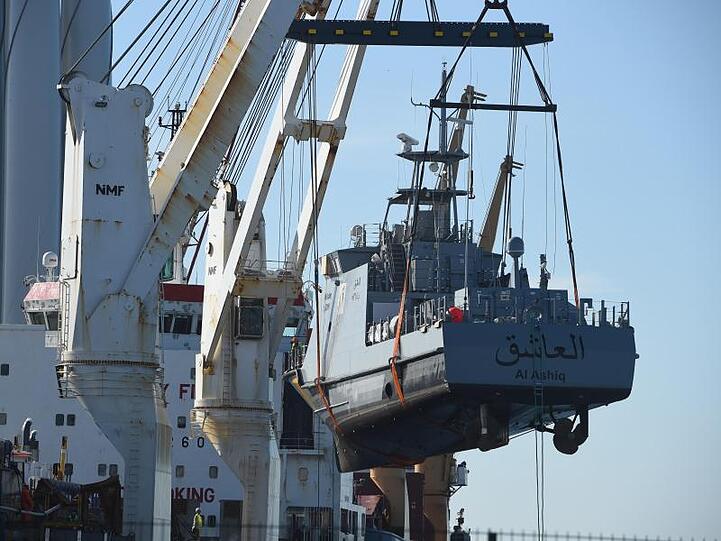 Ein Küstenschutzboot für Saudi-Arabien wird 2018 in Sassnitz in Mecklenburg-Vorpommern auf ein Transportschiff verladen.