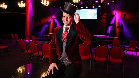 Alexander Krist in seinem neuen "Kristalli", das er gerade für seine Zaubershow umgebaut hatte. Jetzt muss er bis Dezember warten.