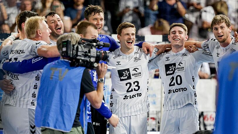 Kiels Spieler feiern den Sieg gegen Wetzlar.