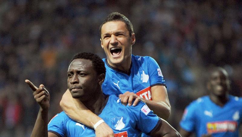 Die Hoffenheimer Obasi (vorne) und Salihovic bejubeln den Sieg und die Tabellnführung. Die Hoffenheimer Obasi (vorne) und Salihovic bejubeln den Sieg und die Tabellnführung.