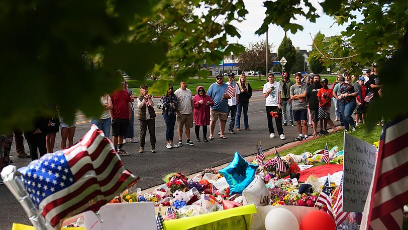 Trauernde kommen zum Tatort. Trauernde kommen zum Tatort.