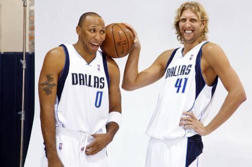 Hatten zum Trainingsauftakt der Mavericks viel Spaß: Dirk Nowitzki und Shawn Marion.