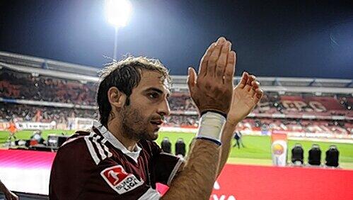 „Wenn man sieht, wo Schalke steht, dann war es definitiv die richtige Entscheidung, beim Club zu bleiben“: Javier Pinola. „Wenn man sieht, wo Schalke steht, dann war es definitiv die richtige Entscheidung, beim Club zu bleiben“: Javier Pinola.