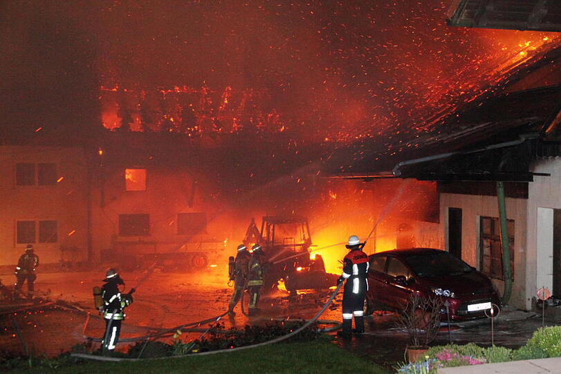 Brand auf einem Bauernhof in Taufkirchen. Die Bilder von den Löscharbeiten