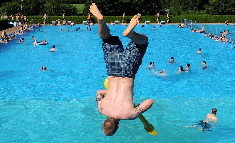 Wacken-Besucher auf der Sucher nach Erfrischung: Freibad oder Autowaschanlage - Hauptsache kühl!