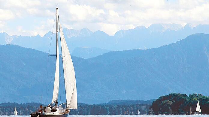 Die Polizei sucht derzeit nach zwei Jugendlichen, die ein Segelboot gestohlen haben sollen. (Symbolbild)