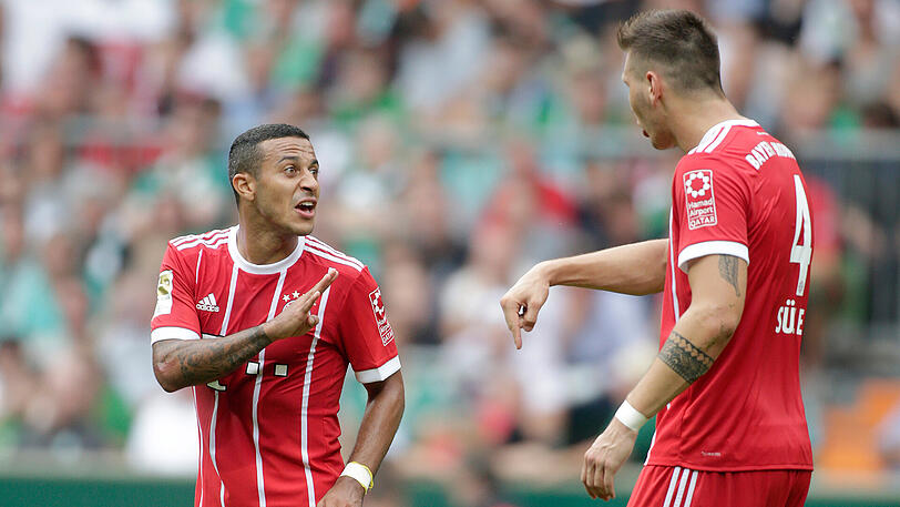 Der spanische Nationalspieler Thiago und der deutsche Nationalspieler Niklas Süle (rechts) beim Bundesligaspiel des FC Bayern bei Werder Bremen (2:0).