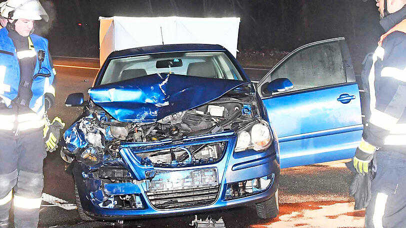 Die 30-Jährige wurde von einem Auto erfasst und schwer verletzt. Sie starb noch an der Unfallstelle.