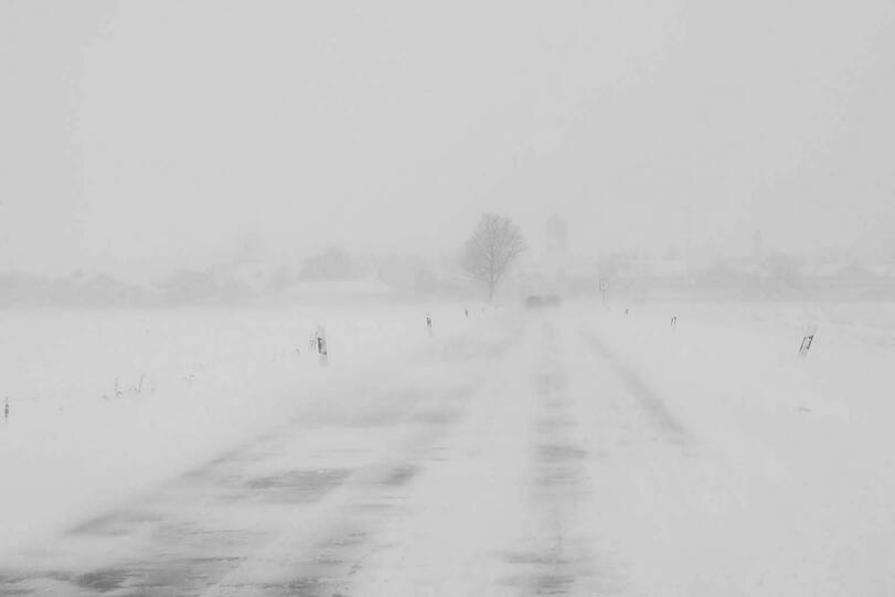 Weißenfeld, Gde. Vaterstetten: Die anhaltenden Schneefälle führten zu drastischen Straßenverhältnissen