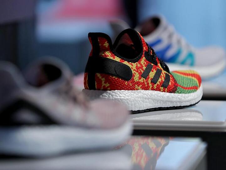 Laufschuhe wie diese hat Adidas in sogenannten Speed-Factorys produzieren lassen.