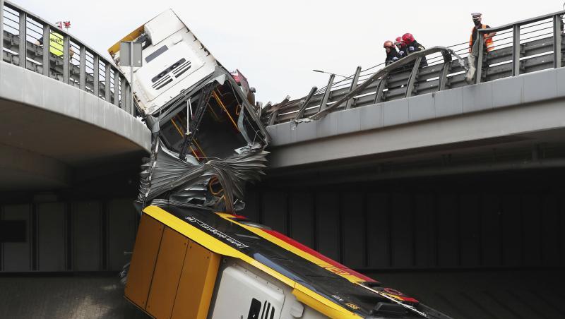 Einsatzkräfte arbeiten an der Unfallstelle. Mindestens ein Mensch ist bei dem Absturz des Linienbusses ums Leben gekommen. Einsatzkräfte arbeiten an der Unfallstelle. Mindestens ein Mensch ist bei dem Absturz des Linienbusses ums Leben gekommen.