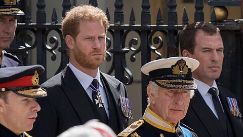 Prinz Harry (l.) wünscht sich eine Versöhnung mit seinem Vater König Charles III. (Mitte) und seinem Bruder Prinz William.