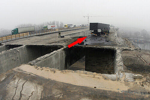 Der Betonträger verhinderte den Absturz.