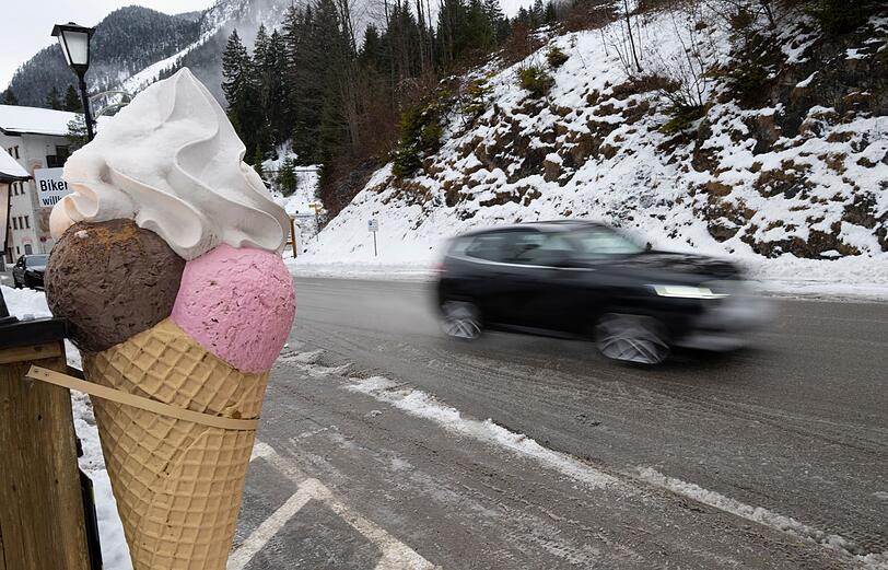 Schnee auf den Straßen - Eis am Wegesrand. Schnee auf den Straßen - Eis am Wegesrand.