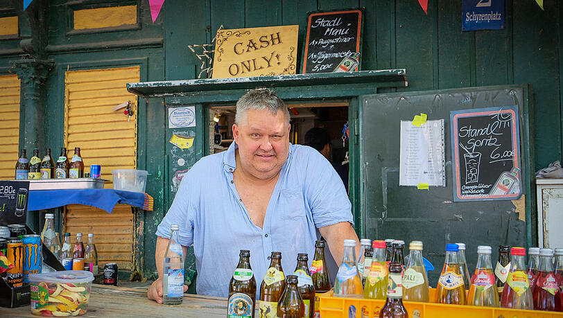 André Löwig betreibt den urigen Kiosk an der Wittelsbacher Brücke seit 25 Jahren und kennt die Getränke-Vorlieben seiner Kundschaft genau. André Löwig betreibt den urigen Kiosk an der Wittelsbacher Brücke seit 25 Jahren und kennt die Getränke-Vorlieben seiner Kundschaft genau.