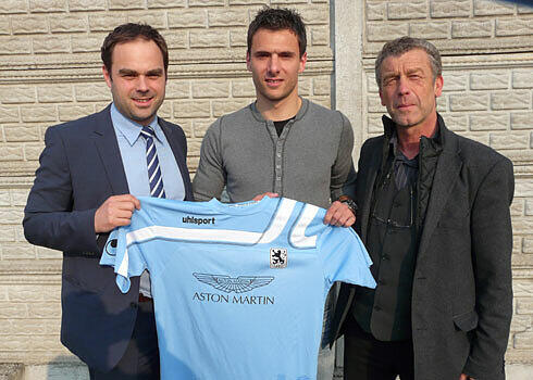 Neu dabei: Grzegorz Wojtkowiak verstärkt die Löwen für die Saison 2012/2013. Bei der Trikotübergabe mit Geschäftsführer Robert Schäfer (l.) und Sportchef Florian Hinterberger.