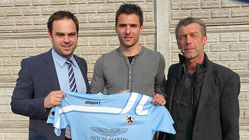 Neu dabei: Grzegorz Wojtkowiak verstärkt die Löwen für die Saison 2012/2013. Bei der Trikotübergabe mit Geschäftsführer Robert Schäfer (l.) und Sportchef Florian Hinterberger.