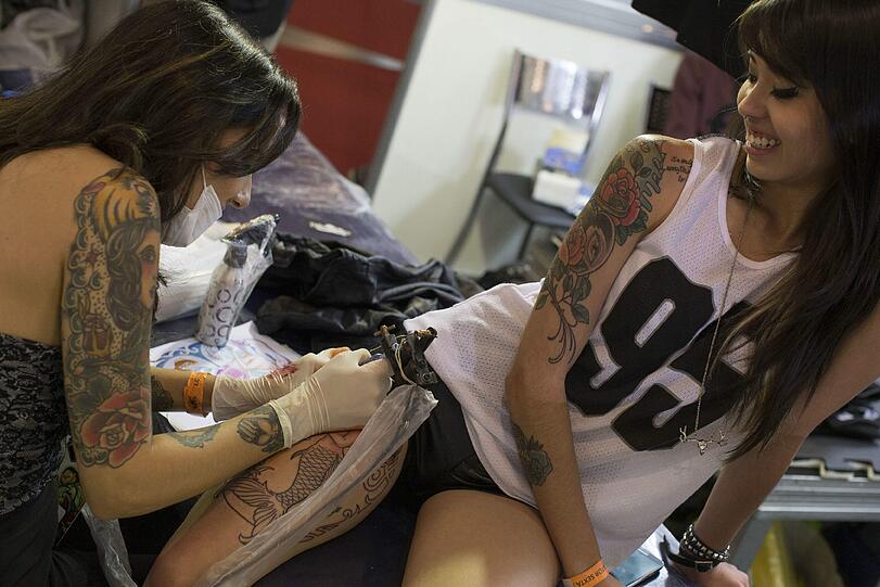 Sexy Körperkunst: Verrückte Tattoos - Spektakuläre Bilder...