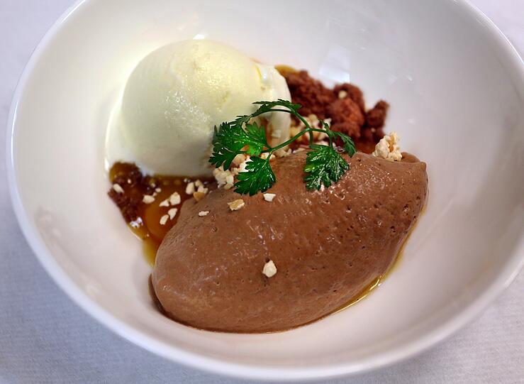Dessert: Mousse au Chocolat mit Marillenkompott und Milcheis.