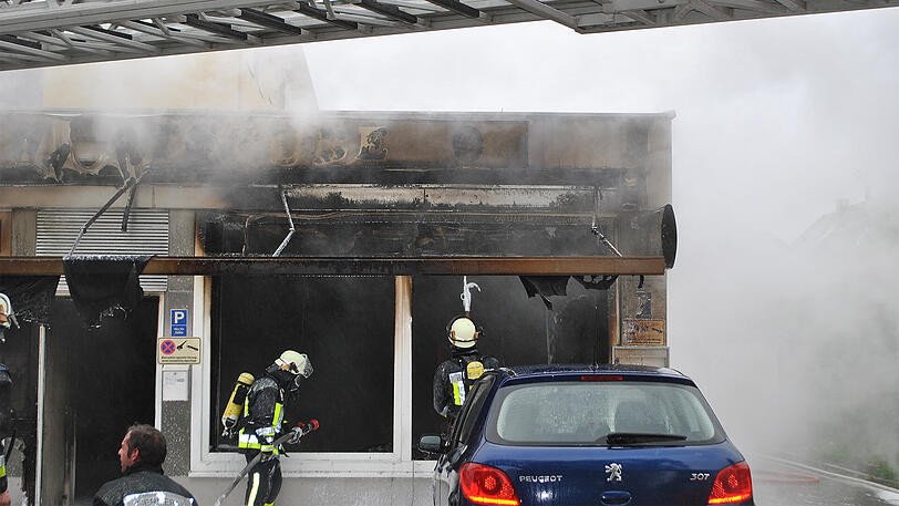 Gaststättenbrand in germering - die Bilder vom Feuerwehreinsatz.