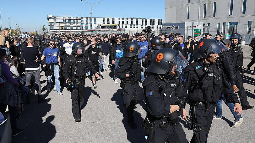 Beim Spiel der Löwen in Augsburg war die Polizei im Dauereinsatz.