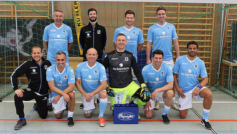 Das Löwen-Traditionsteam beim Turnier in Steyr (stehend v. li.): Peter Pacult, Chris Braunstein, Benny Lauth, Torben Hoffmann sowie (kniend v.l.:) Viktor Garasevic, Markus Weissenberger, Jürgen Korus, Michael Hofmann, Marcus Pürk, Michel Dinzey. Das Löwen-Traditionsteam beim Turnier in Steyr (stehend v. li.): Peter Pacult, Chris Braunstein, Benny Lauth, Torben Hoffmann sowie (kniend v.l.:) Viktor Garasevic, Markus Weissenberger, Jürgen Korus, Michael Hofmann, Marcus Pürk, Michel Dinzey.