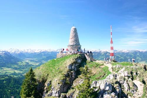 Das Jägerdenkmal am Grüntenpanorama: Ein rundes, begehbares Denkmal auf einem steinernen Plateau.