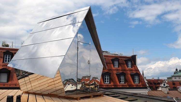 Blick über die Altstadt: Das Penthaus a la Parasit stand bisher hinter dem Hofbräuhaus auf einem Parkhausdach.