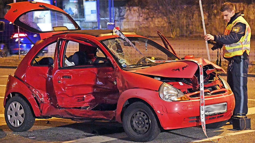 Die Bilder vom Unfallort - drei Personen erlitten teils schwere Verletzungen.