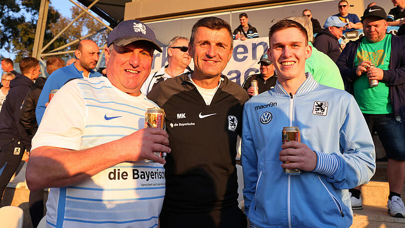Michael Köllner (mi.) beim Fantreffen. Michael Köllner (mi.) beim Fantreffen.
