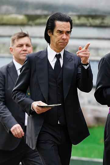 Nick Cave (M), Musiker, Schauspieler und Drehbuchautor aus Australien, kommt vor der Krönungszeremonie von König Charles III. und Königin Camilla in der Westminster Abbey an.