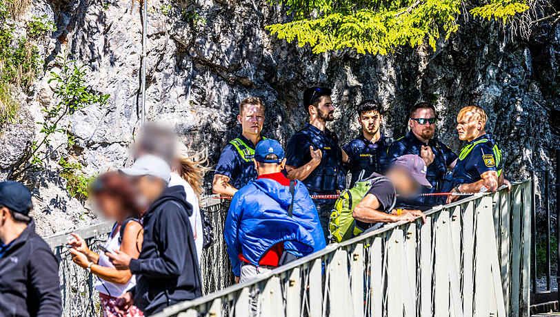 Polizisten und Passanten am Donnerstag auf der Marienbrücke am Schloss Neuschwanstein.