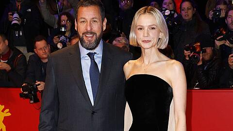 Adam Sandler und Co-Star Carey Mulligan auf dem roten Teppich vor dem Berlinale Palast.