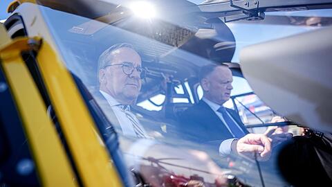 Die Verteidigungsminister Boris Pistorius (SPD) und David McGuinty im Hubschrauber.