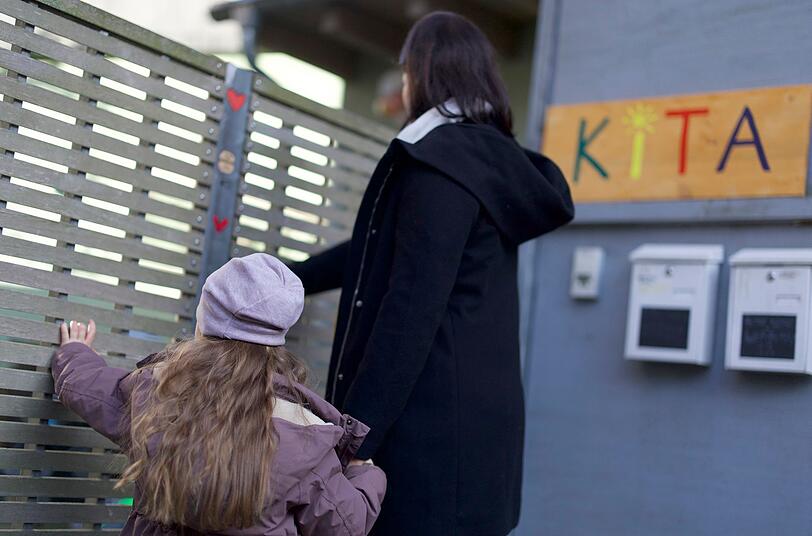 Nachdem Alexandra R. ihre Pflegetochter am Morgen zu einer Kindestagesst&auml;tte gebracht hat, verschwand die hochschwangere Frau. Die Polizei verd&auml;chtigt schon bald ihren Ex-Partner und dessen Gesch&auml;ftspartner.