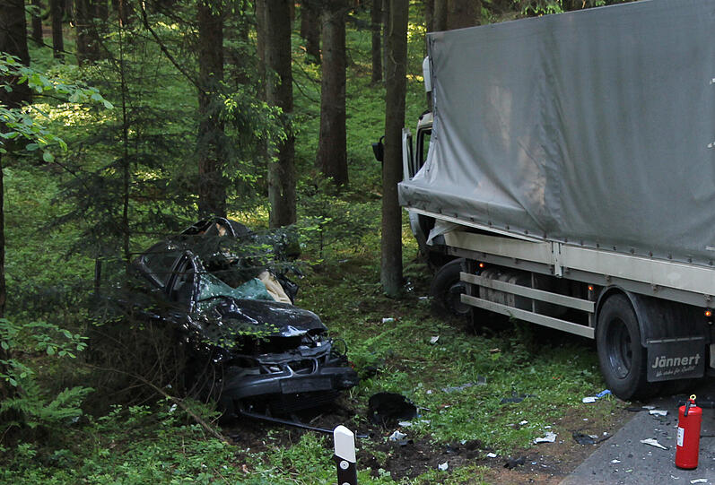 Schwerer Unfall bei Waldkraiburg: Ein Mann prallt mit seinem Wagen gegen einen Lkw. Der Fahrer des Pkw kommt dabei ums Leben. Die Bilder vom schrecklichen Unglück.