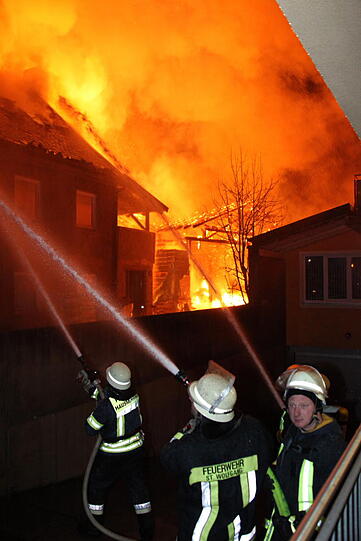 Die Feuerwehr konnte ein Abbrennen der Lagerhalle nicht mehr verhindern.