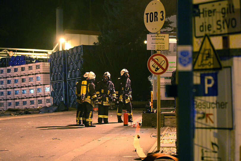 Nach der Explosion auf einem Fabrikgelände in Pirna brach ein Feuer aus.