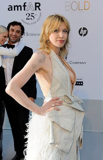 Courtney Love: Die Witwe von Nirvana-Frontsänger Kurt Cobain zeigte sich auf dem Roten Teppich in Cannes. Ihr zu tief ausgeschnittenes Kleid passte aber gar nicht zur glamourösen Veranstaltung.
