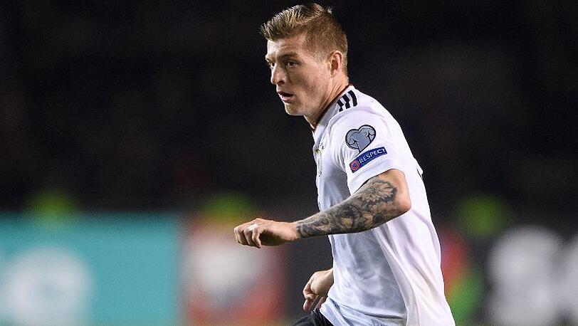 Toni Kroos - Note 3: Der Mittelfeld-Organisator ist während des Spiels der Ansprechpartner für Löw an der Seitenlinie. Regelte souverän das erhöhte Verkehrsaufkommen im Mittelfeld mit Routine, Auge und Übersicht.