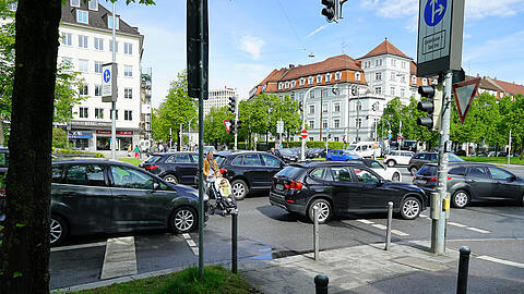 Kreuzung Landshuter Allee/Nymphenburger Straße: Keine Ampel funktioniert mehr, die  Verkehrsteilnehmer mussten sich zunächst selbst arrangieren.