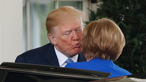 Kanzlerin Angela Merkel wurde bei ihrem Besuch in Woshington von Donald Trump mit Wangenküsschen begrüßt.