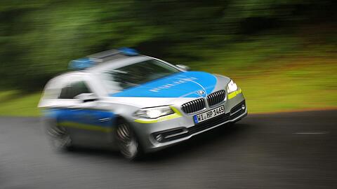 Die Polizei befreite die sechs Männer aus dem Lkw.