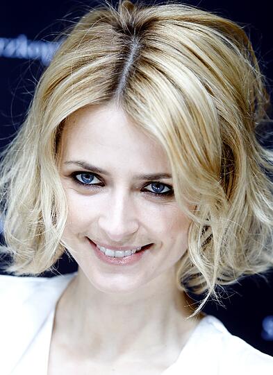 Eva Padberg, Topmodel, Sängerin und Moderatorin ihrer eigenen Casting-Show steht als UNICEF-Botschafterin im Einsatz für diverse UNICEF-Bildungsprogramme in Afrika, u.a. in Burkina Faso. Vor Ort engagiert sie sich tatkräftig beim Aufbau von Schulen, für die Bereitstellung von Schulunterlagen und somit für die Weitergabe von Bildung an Kinder in Afrika.