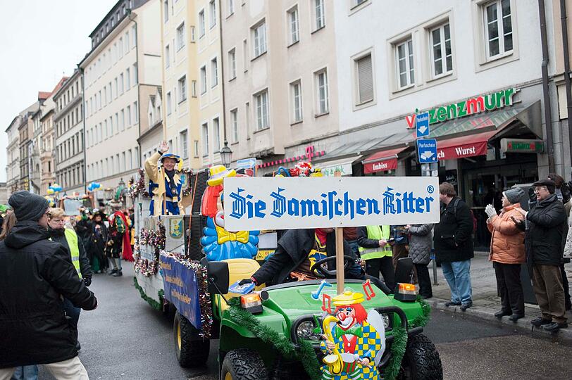 Die Damischen Ritter in Aktion: Impressionen vom Faschingszug durch die Altstadt am Sonntag.