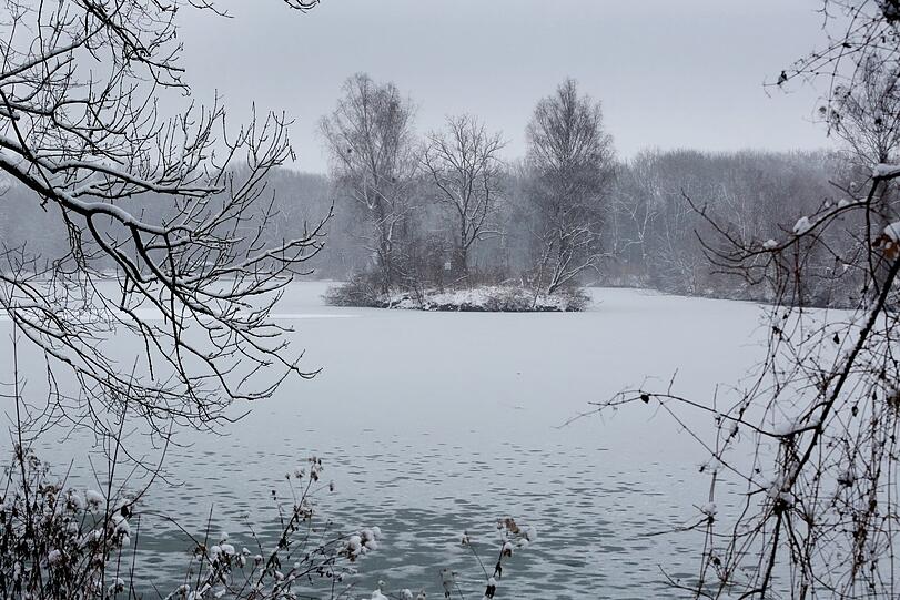 Trügerisch: Das Eis am Weiher ist alles andere als tragfähig.