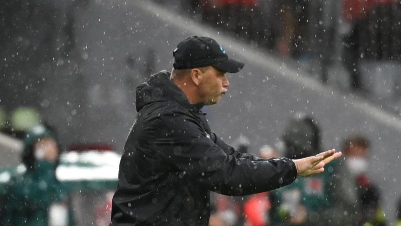 Herthas Trainer Pal Dardai gibt Anweisungen.